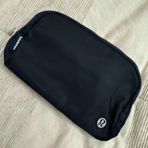 Lululemon Everywhere Belt Bag 1L • Black • EUC